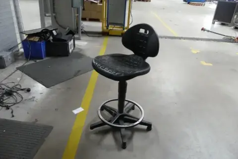 Sedia da lavoro girevole con anello poggiapiedi