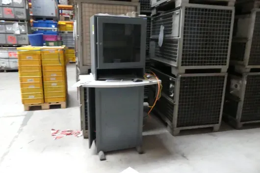 PC-skab / industrielt computerskab med monitorskab og hylde