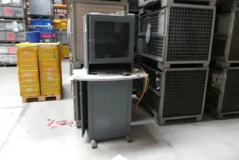 PC-skab / industrielt computerskab med monitorskab og hylde