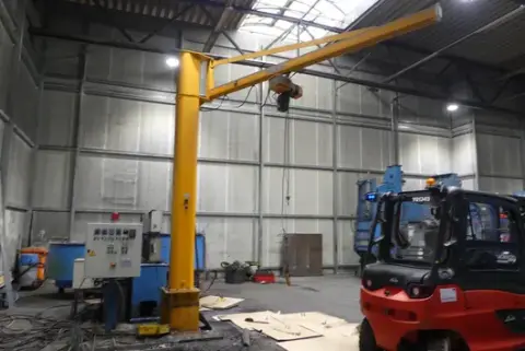 Demag - 带电动环链葫芦的立柱式旋臂起重机