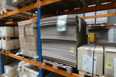 Konvolut bølgepap bølge B brun 1120x920 med beklædning på begge sider