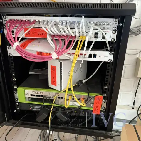 Contenido de armario de red