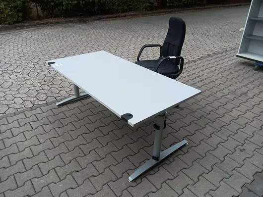 Konvolut skrivebord og kontorstol