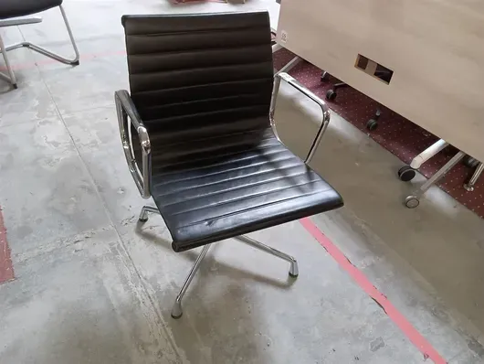1x 会议椅 Vitra Alu Chair EA 108