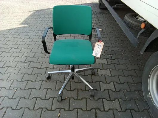 1把办公转椅 Nowystyl Xilium Conference Swivel Chair UPH