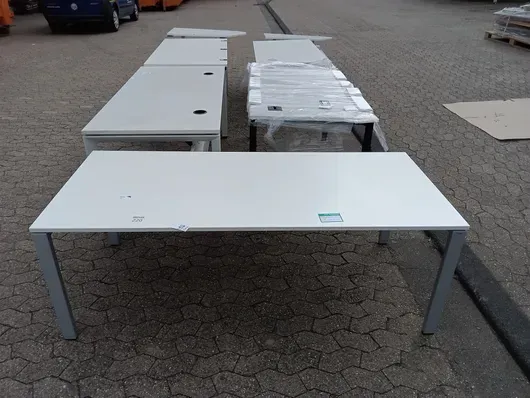 7张不同品牌办公桌（Bene、König & Neurath、Sedus、Oka）