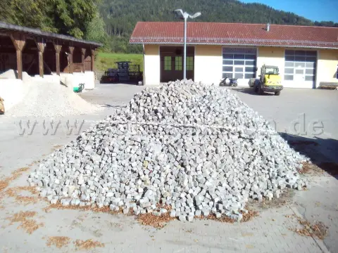 1 grămadă de pavele din granit uzate