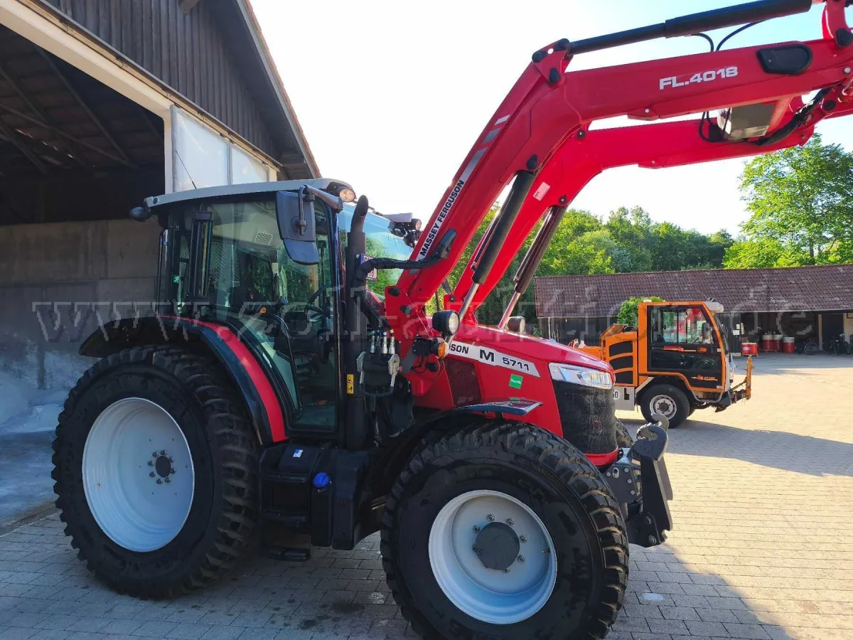 1 台 Massey Ferguson 5711 M Dyna-4 四驱 Essential 驾驶室