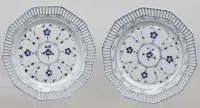 2 porselenstallerkener med gjennombrutt kant