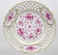 Gjennombrutt tallerken by Meissen indisk purpur med gull
