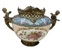 大花盆，开光内绘花卉并带锌铸配件，3条腿断裂并松散附上，两侧各有一个小天使作为把手，高29厘米，宽42厘米，有岁月痕迹