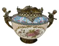 Stor blomsterurtepotte, malt floral i reserve og med sinkstøpemontur, 3 ben brukket av og løse vedlagt, på sidene 2 putti som håndtak, høyde 29 cm, bredde 42 cm, alderstegn
