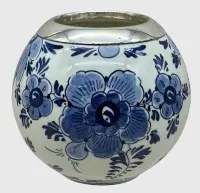 Liten Delft-vase med blåmaleri, sølvrand 925, signert, H 9 cm