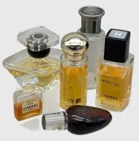 6个各种香水瓶,2个Chanel,1个Tresor,部分有液体?