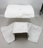 2 federe diversi ricamati, 1 con monogramma