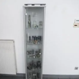 Dulap cu vitrină (fără conținut)