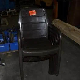 Lot scaune din plastic suprapuse