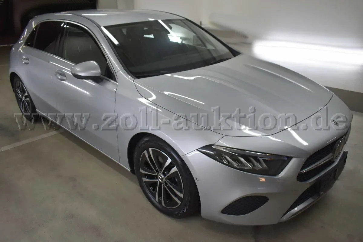 1 automobil Mercedes-Benz A 180 benzin 7-stupanjski DCT "Progressive Line" / "DISTRONIC"