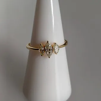 钻石戒指 - 14K 黄金，马眼形切工，0.54 ct