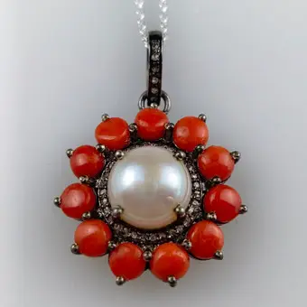 Colgante de coral y perlas con piedras preciosas, plata 925, diamantes.