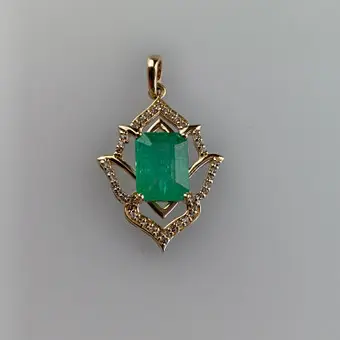 Colgante de esmeralda con diamantes - oro amarillo 585, aprox. 2 ct., certificado HRD.