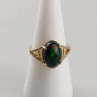 Anillo de ópalo y diamante - oro amarillo 585, aprox. 2,91 ct.