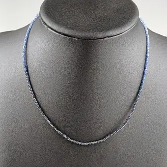 Collar de zafiro azul con cierre de plata 925.