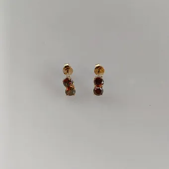 钻石耳钉 - 14 kt 黄金，天然红钻，1.28 ct。