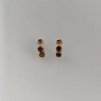 Pendientes de botón de diamante - oro amarillo de 14 kt, diamantes rojos naturales, 1,28 ct.