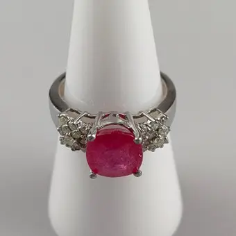 Anillo con rubí de 3,10 ct y diamantes, plata 925.