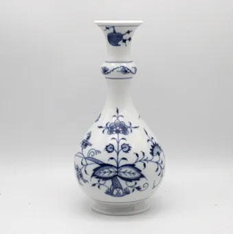 MEISSEN maljakko "Zwiebelmuster", 1. laatu, posliini, alilasitus sininen pohjamerkki, korkeus n. 18 cm.