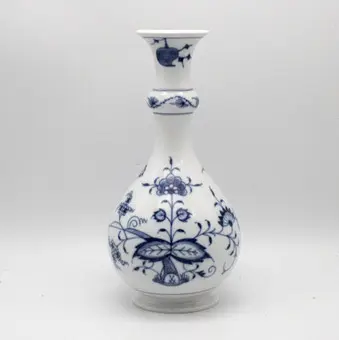 MEISSEN maljakko "Zwiebelmuster", 1. laatu, posliini, alilasitus sininen pohjamerkki, korkeus n. 18 cm.