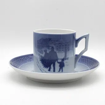 Taza de Navidad Royal Copenhagen con plato, porcelana, policromada, hacia 1980.