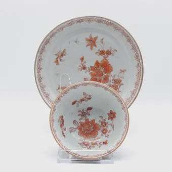 TEEKUPPI JA ALUSLAUTANEN, KIINALAISTA VIENTIPOSLIINIA, QING-DYNASTIA, NOIN 1710–1750.