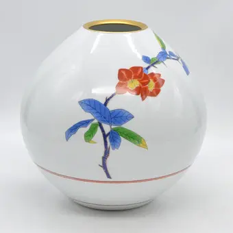 KORANSHA, jarrón globular, porcelana, pintado en color con detalles dorados, motivo floral, Japón, siglo XX.