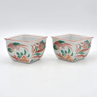 TACHIKICHI，两只碗，陶瓷，AKA-E 纹样，日本，20 世纪末。