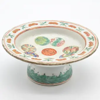 Cuenco chino con pie, porcelana, famille verte, decoración de frutas y flores, siglo XIX.