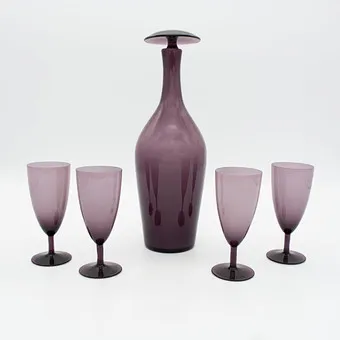 手工醒酒器配四只高脚杯,玻璃,紫色和白色,约1960年。