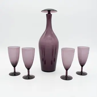 Jarra hecha a mano con cuatro copas de tallo, vidrio, violeta y blanco, hacia 1960.