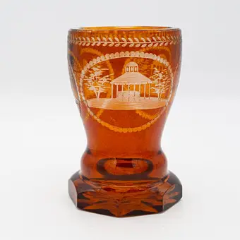 Meripihkanvärinen, suupuhallettu, antiikki Ranft-malja, Biedermeier, Böömi (1800-luvun puoliväli), kolme hienosti käsin kaiverrettua paviljonki- eli puutarha-aihetta medaljongissa