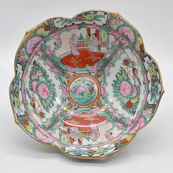 中国碗,瓷器,粉彩,花形,人物与花卉纹饰,20世纪初。