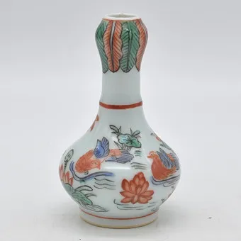 古董中国花蕾瓶，鸟与莲花纹，瓷器手绘，约1920年代。