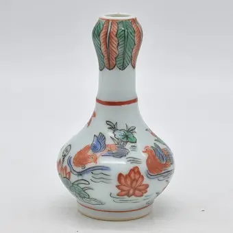 古董中国花蕾瓶，鸟与莲花纹，瓷器手绘，约1920年代。