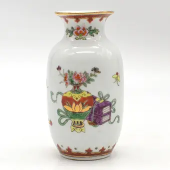 亚洲花瓶，水果、蝴蝶与古董，瓷器，描金，中国，20世纪。