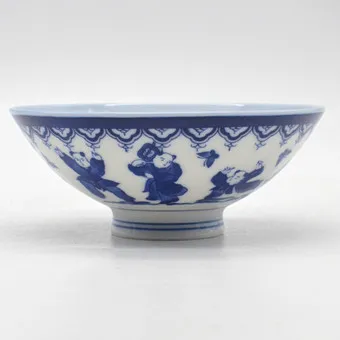 日本碗，瓷器，白底青花，玩耍的儿童，20世纪，底部款识。