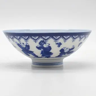 日本碗，瓷器，白底青花，玩耍的儿童，20世纪，底部款识。