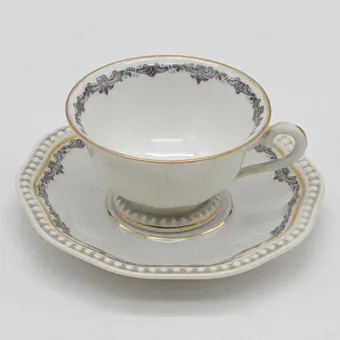 Rosenthal Bavaria, taza y platillo, porcelana, decoración arabesca, borde dorado, ovolo en relieve, Alemania, hacia los años 1920.