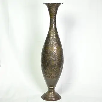 Stor messingvase med arabeske ornamenter og scener fra etniske mindretal i det sydvestlige Kina, ca. 20. årh.