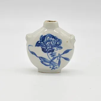 瓷制鼻烟壶，带花卉装饰，中国，20世纪。