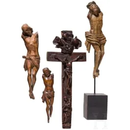 Lot de quatre crucifix ou corps de crucifix